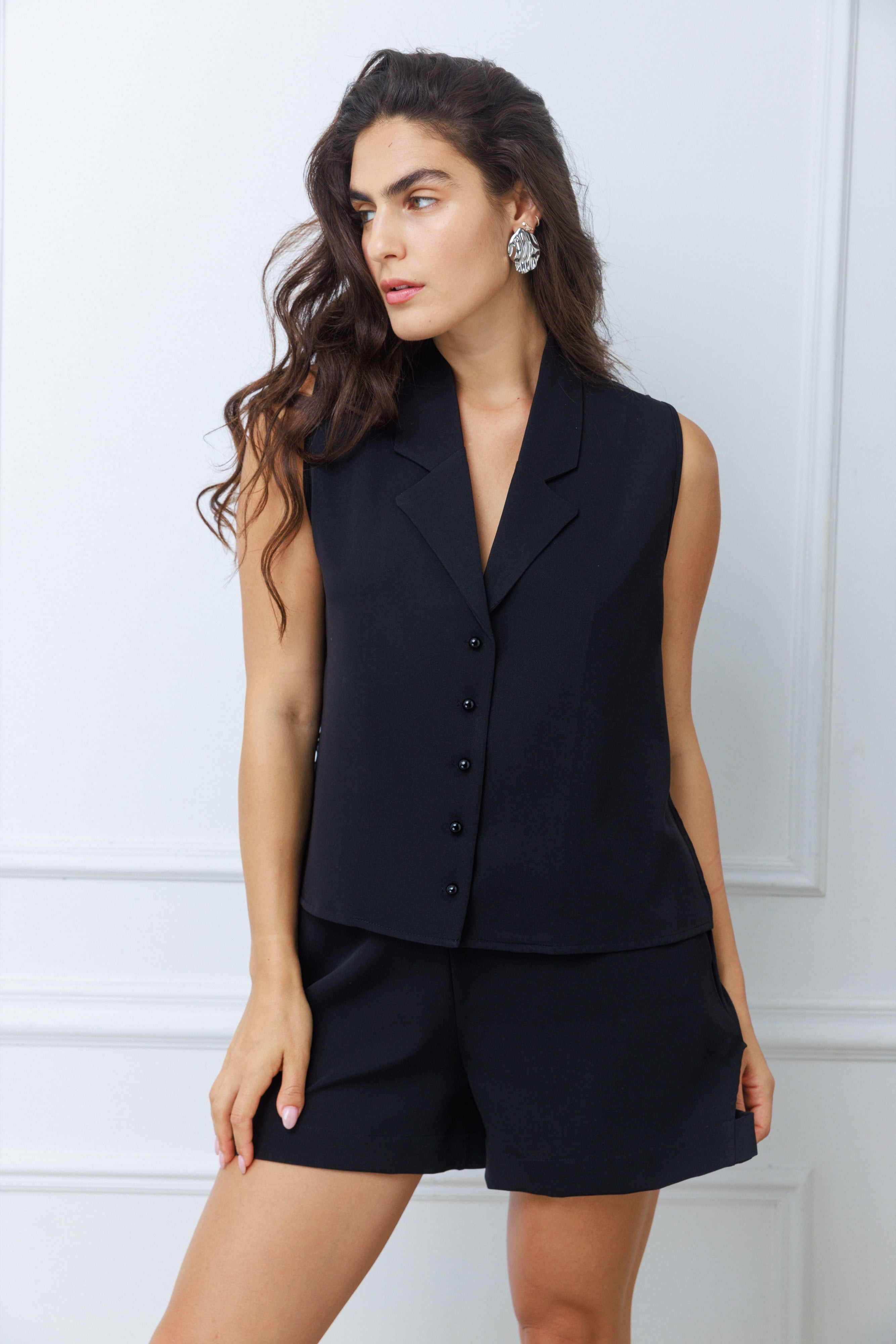 בלייזר מרי שחור ללא שרוולים